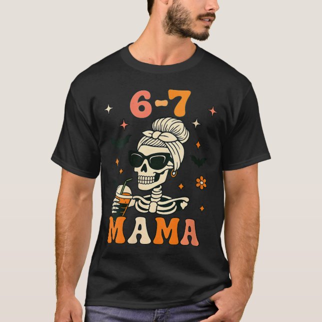 Camiseta Womens 67 Mama Halloween Skeleton Six Seven Mom Fu (Frente)