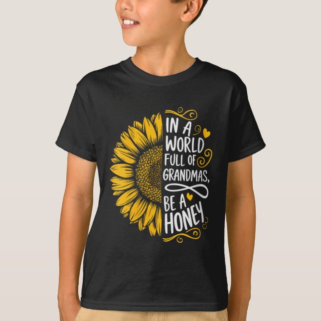 Camiseta Womens In A World Full Of Grandmas Be A Honey Shir (Frente)