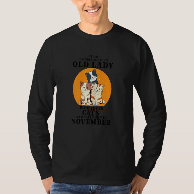 Camiseta Womens Never Underestimate An Old Lady Who Loves C (Frente)