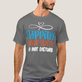 Camiseta Womens Pregnant Woman Napping Announcing Pregnancy
