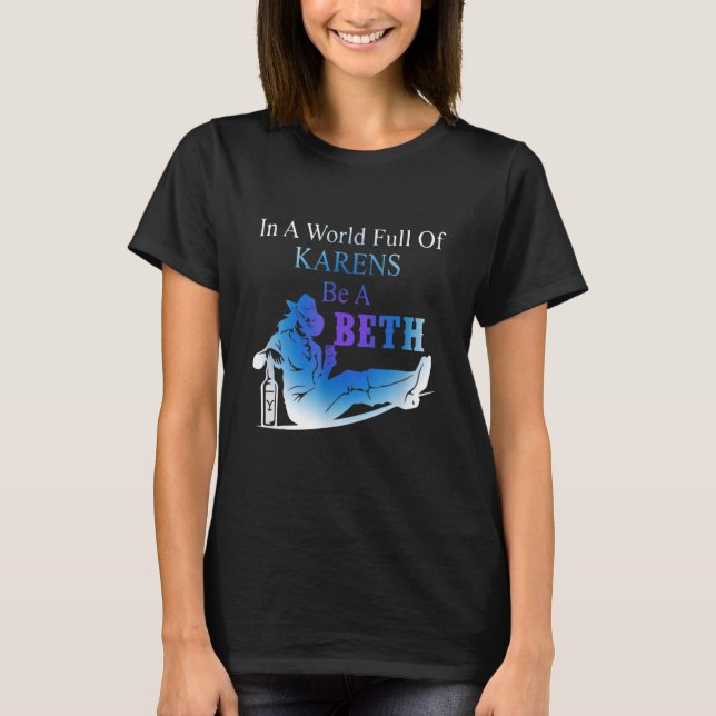 Camiseta Womens Womens In A World Full Of Karens  Be A Beth (Frente)