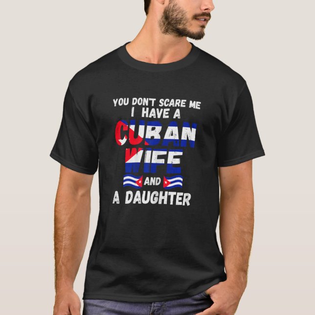 Camiseta Womens you don't scare I have Cuban wife daughter  (Frente)
