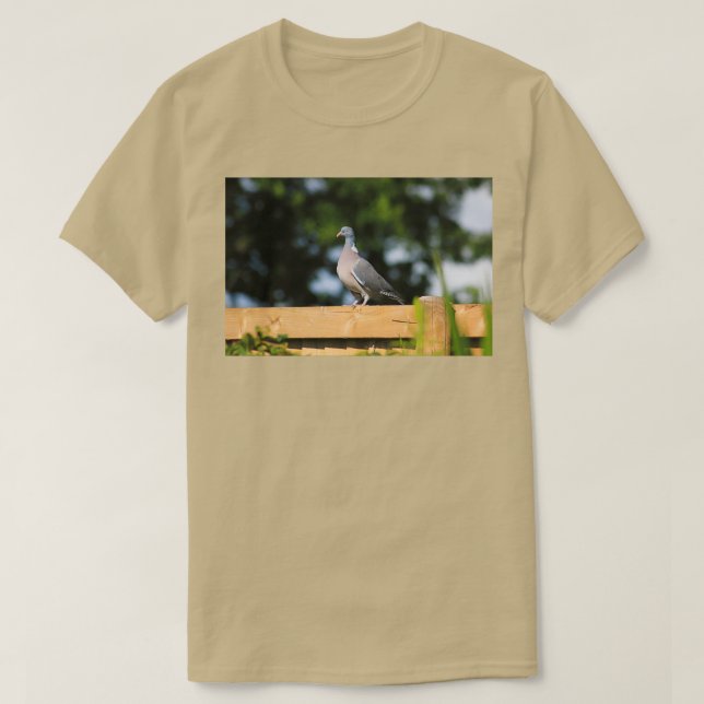 Camiseta Wood pigeon on garden fence (Frente do Design)