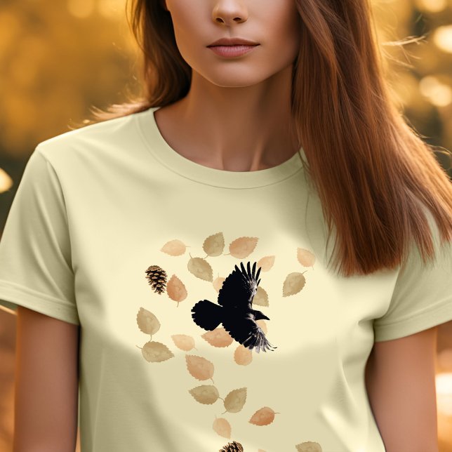 Camiseta Woodland Nature Autumn Leaves e Pássaros Raven Voa (Fall raven in swirling Autumn leaves t-shirt)