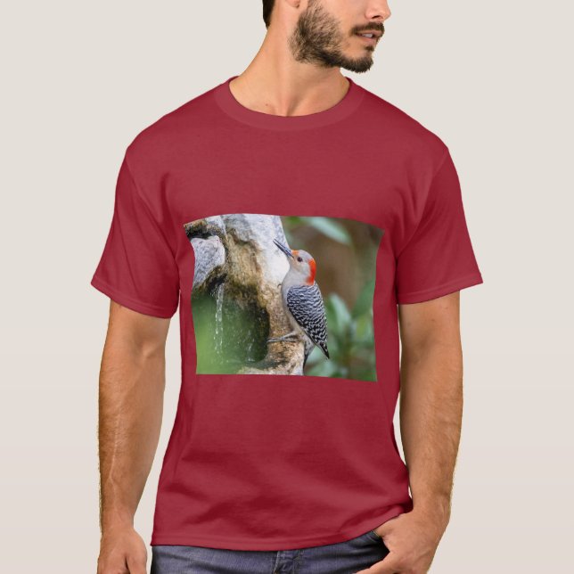 Camiseta Woodpecker Bird Design Logo – Nature’s Rhythm in  (Frente)