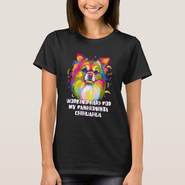 Camiseta Working Hard for My Fashionista Chihuahua Dog Mom (Frente)