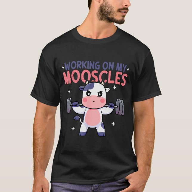 Camiseta Working On My Mooscles Moo Muscles Workout Design  (Frente)