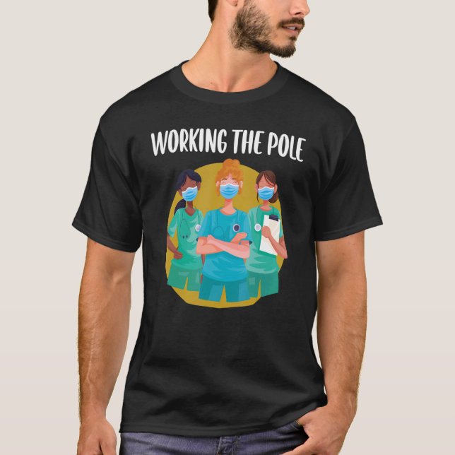 Camiseta Working The Pole  ER Nurse Life Emergency Room Nur (Frente)