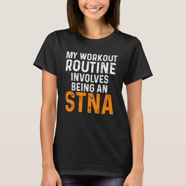 Camiseta Workout do Assistente de Enfermagem Testado de Est (Frente)