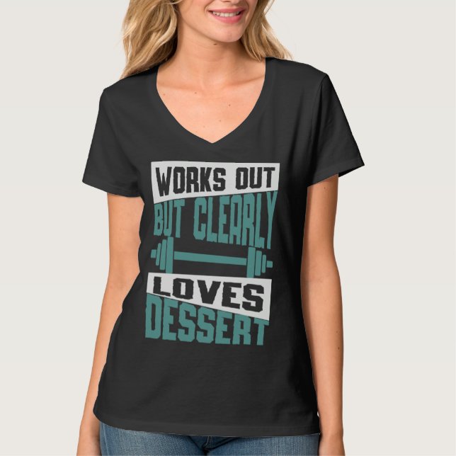 Camiseta Works Out But Clearly Loves Dessert  Workout Fitne (Frente)
