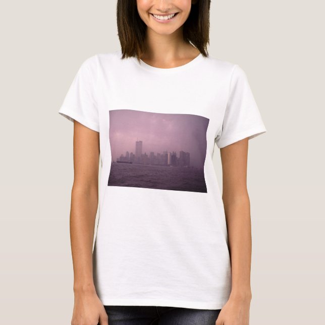 Camiseta World Trade Center E Manhattan Skyline Em Fog. (Frente)