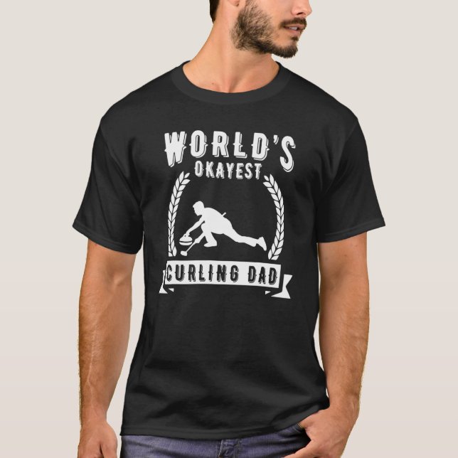 Camiseta Worlds Okayest Curling Dad Curling   (Frente)