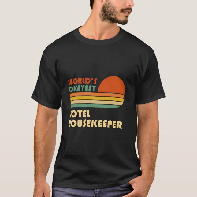 Camiseta World'S Okayest Hotel Housekeeper (Frente)