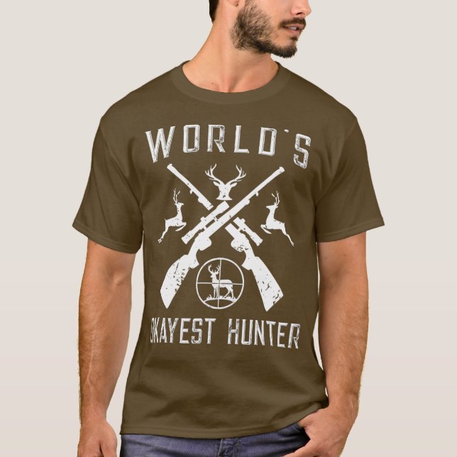 Camiseta Worlds Okayest Hunter Funny Hunter Gift (Frente)