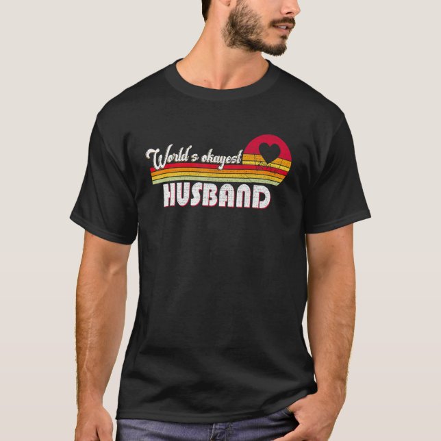 Camiseta World's Okayest Husband Father's Day Dad Distresse (Frente)