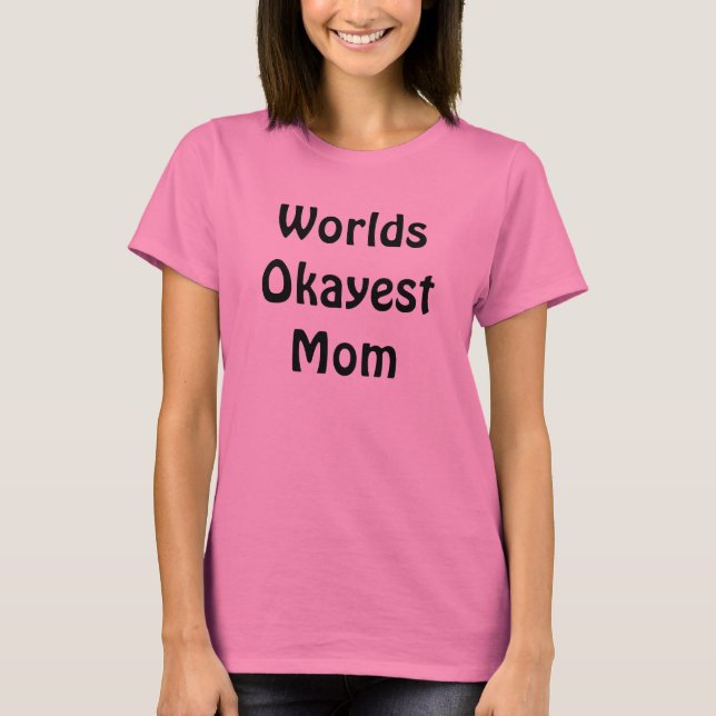 Camiseta Worlds Okayest Mãe (Frente)