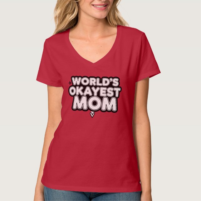 Camiseta World's Okayest Mom Funny Sarcastic T-Shirt (Frente)