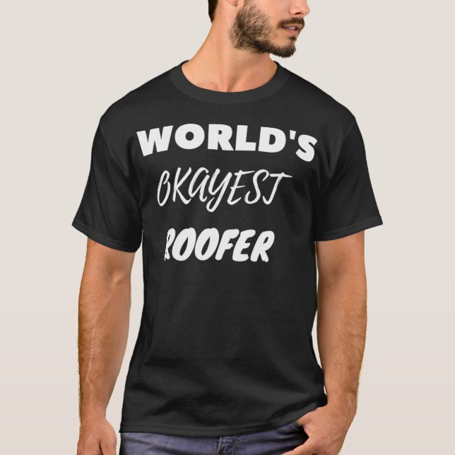 Camiseta Worlds Okayest Roofer (Frente)