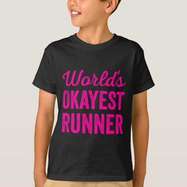 Camiseta Worlds Okayest Runner Funny Sarcastic Running Srts (Frente)