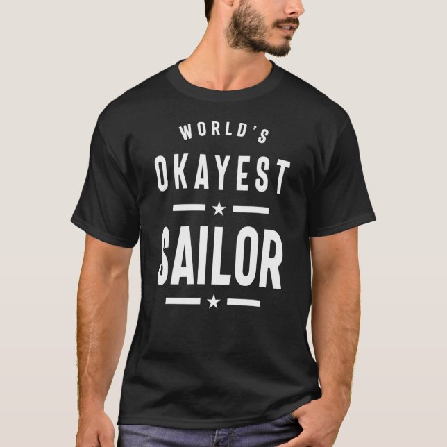 Camiseta Worlds Okayest Sailor (Frente)