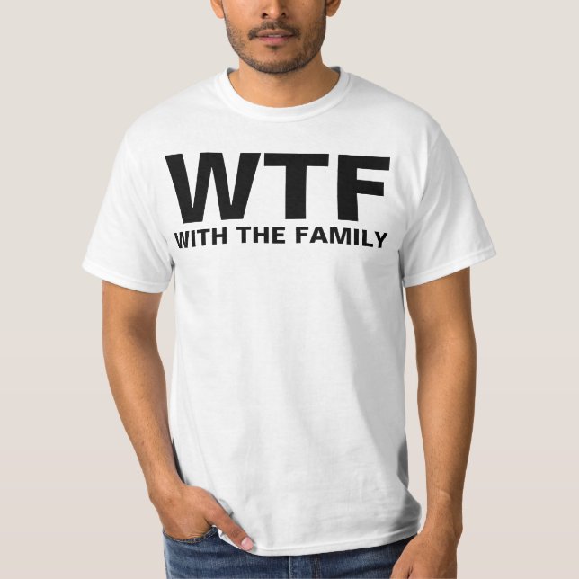 Camiseta WTF: Com a Família (texto em preto) (Frente)