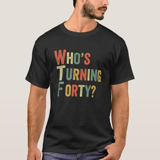 Camiseta WTF que está transformando a festa de aniversário  (Frente)