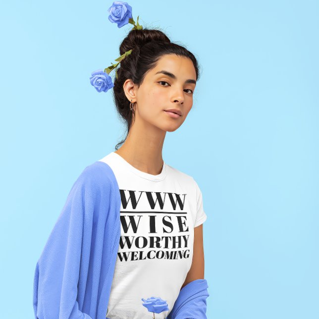 Camiseta WWW- Sábio, digno, bem-vindo (Young Woman Wearing a "WWW: Wise, Worthy and Welcoming" white t-shirt.)