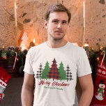 Camiseta Xadrez Vermelha Rústica Árvores de Natal Feliz Per<br><div class="desc">Esta camiseta rusticada personalizada apresenta xadrez vermelha moderna e árvores de Natal verdes acima da sua mensagem Feliz Natal. Um bonito olhar personalizado e tradicional que está de novo no estilo,  esta árvore festiva é perfeita para uma reunião familiar. Design clássico e nostálgico.</div>