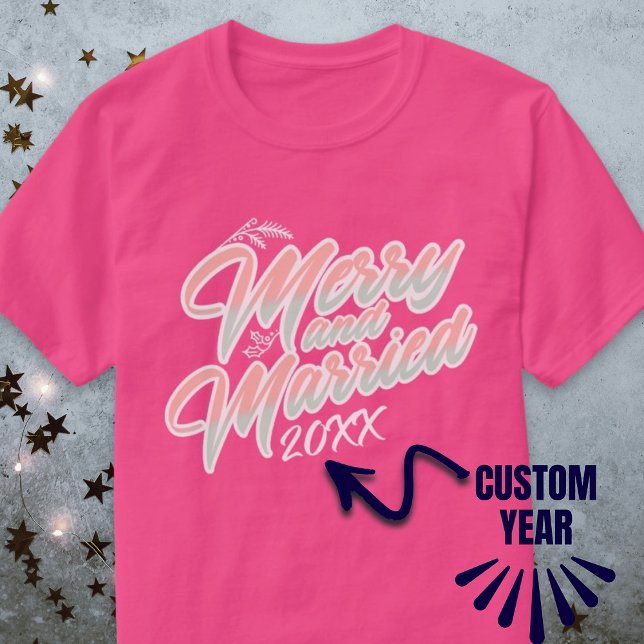 Camiseta Xmas de Ano Personalizado, Cor-de-rosa, com feliz  (Merrily and Married Script Pink Custom Year Xmas T-Shirt)