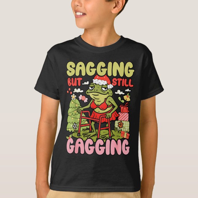 Camiseta Xmas Funny Frog Meme Christmas Sagging But Still G (Frente)
