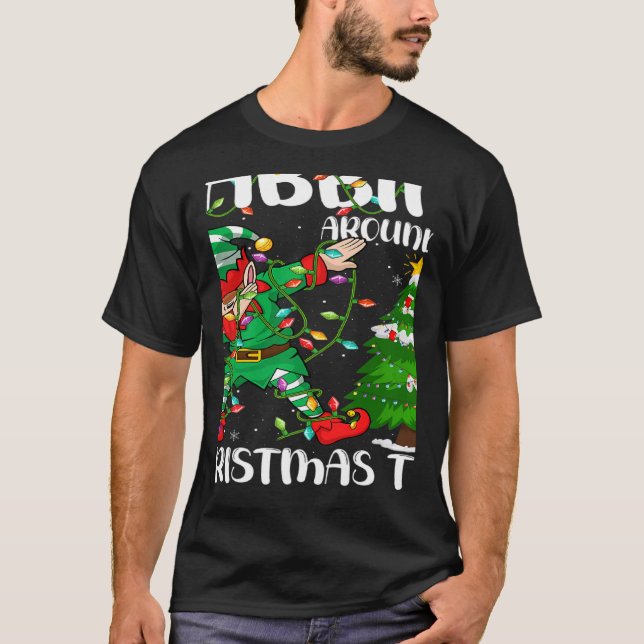 Camiseta Xmas Lighting Elf Dabbing Around The Christmas Tre (Frente)
