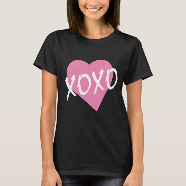 Camiseta XOXO, cor-de-rosa, abraços pretos (Frente)