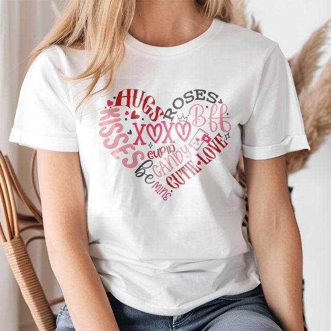 Camiseta XOXO Hearts Love & Kisses Dia de os namorados (A young blond woman wearing a XOXO Hearts Love & Kisses Valentine's Day T-Shirt.)