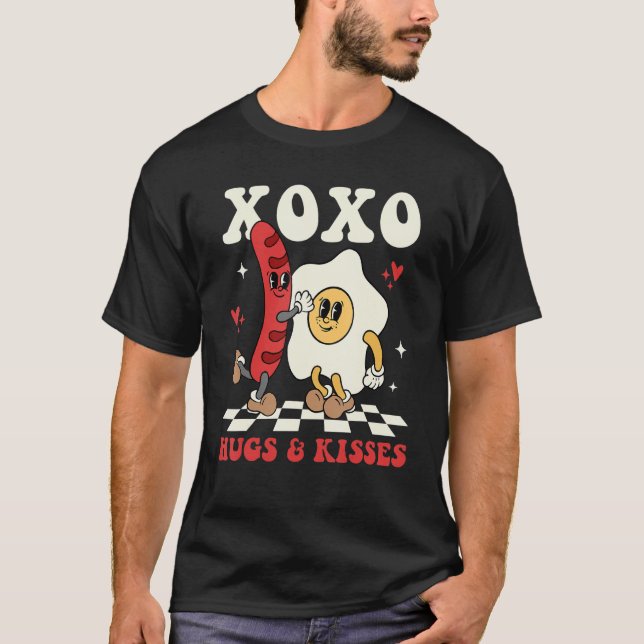 Camiseta XOXO Hugs & Kisses Hot Dog Omelet Groovy Valenti (Frente)