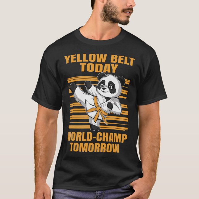 Camiseta Yellow Belt Today World-champ Tomorrow Panda Karat (Frente)