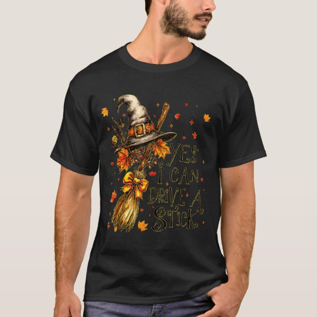 Camiseta Yes I Can Drive A Stick Fall Halloween Soky Witch  (Frente)