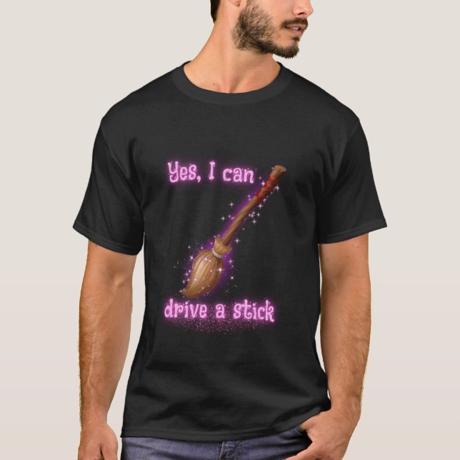 Camiseta Yes I Can Drive A Stick Funny Halloween Spooky Wit (Frente)