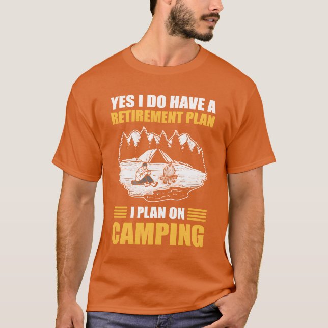 Camiseta Yes I Do Have A Retirement Plan I Plan On Camping  (Frente)