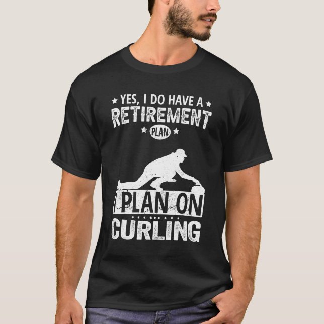Camiseta Yes I Do Have A Retirement Plan I Plan On Curling (Frente)