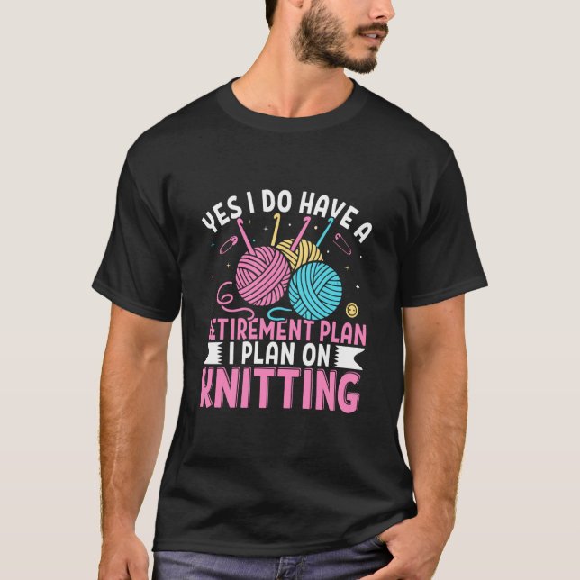 Camiseta Yes I Do Have A Retirement Plan I Plan On Knitting (Frente)