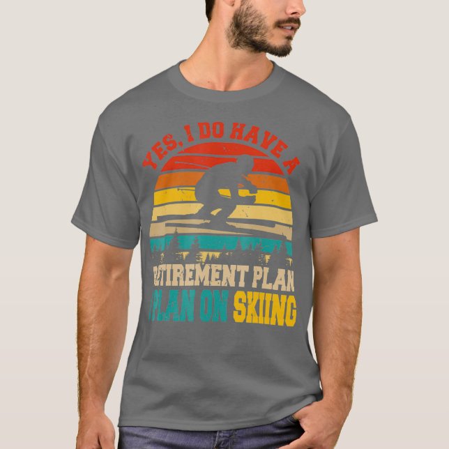 Camiseta Yes I Do Have A Retirement Plan Skiing Funny (Frente)