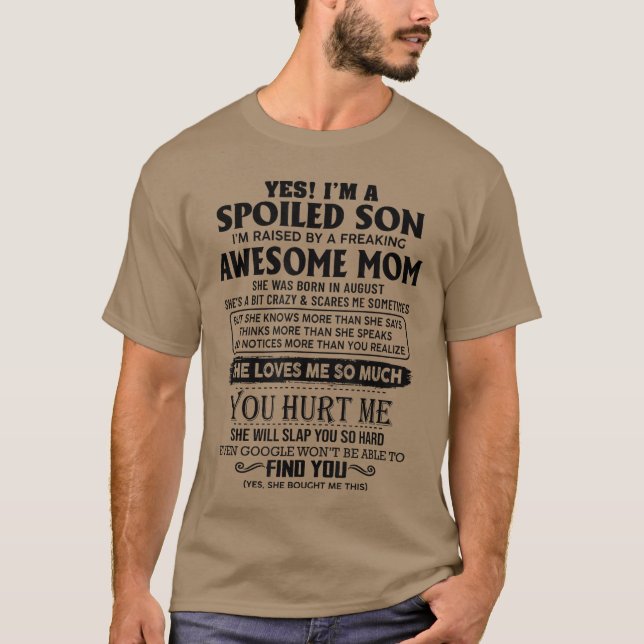 Camiseta Yes Im a spoiled son Im raised by an awesome mom a (Frente)