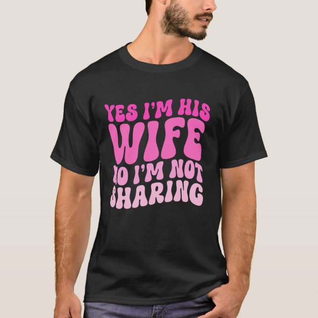 Camiseta Yes I'm His Wife No I'm Not Sharing Wifey Wives Ma (Frente)