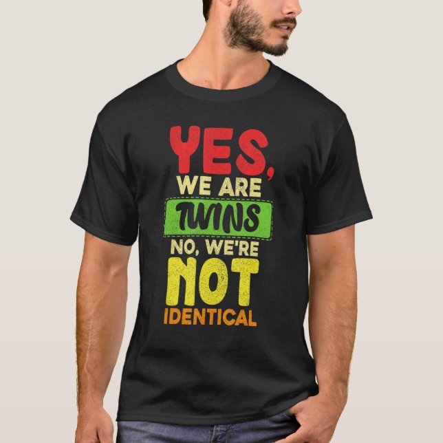 Camiseta Yes We Are Twins No Were Not Identical Family   Tw (Frente)