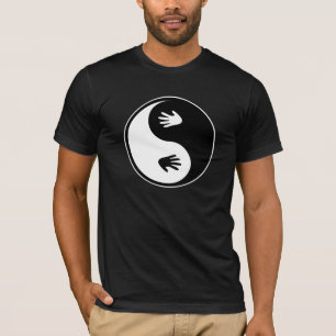 Camiseta Yin Yang com t-shirt das mãos