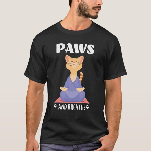 Camiseta Yoga Cat Cute Paws And Breathe (Frente)