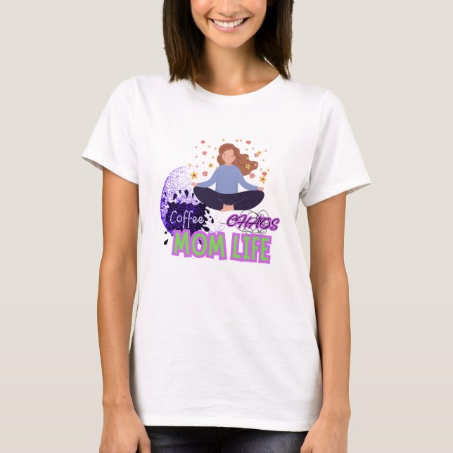 Camiseta Yoga Coffee Chaos – Mom Life (Frente)