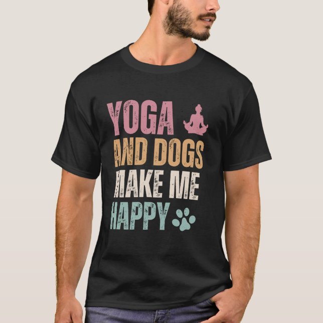 Camiseta Yoga E Cães Me Engraçam Feliz (Frente)