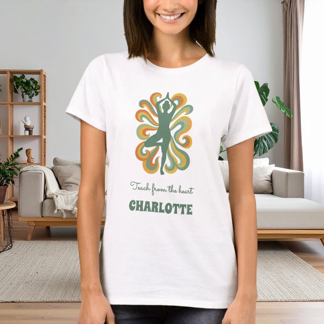 Camiseta Yoga pose swirls retro green orange name slogan (Criador carregado)