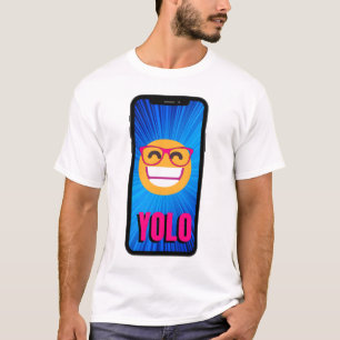 CAMISETA YOLO EMOJI COM OLHOS FELIZES EM UM CELULAR